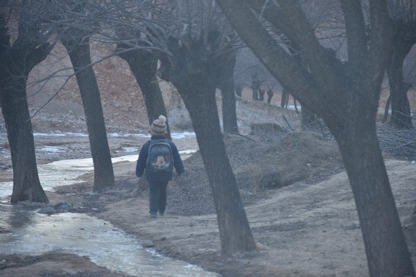 每户村民居所相隔一定距离，未遇上同伴前，小孩需要独自一人穿过渺无人迹的郊野去上学去。